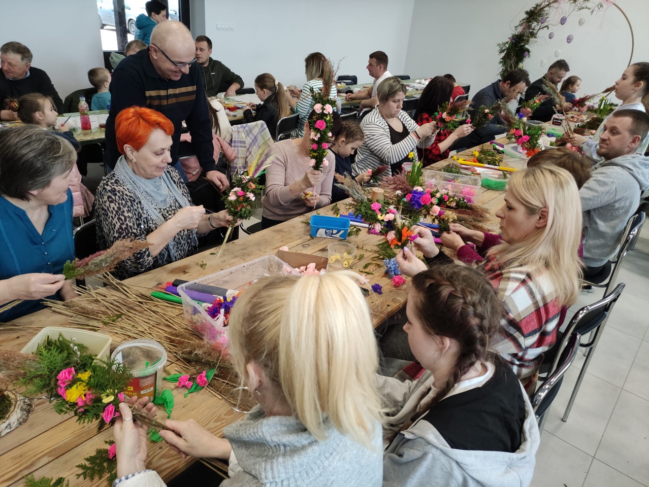 Tłumnie i wesoło na warsztatach z kręcenia palm wielkanocnych w Kamiance - zdjęcie #4 - eOstroleka.pl