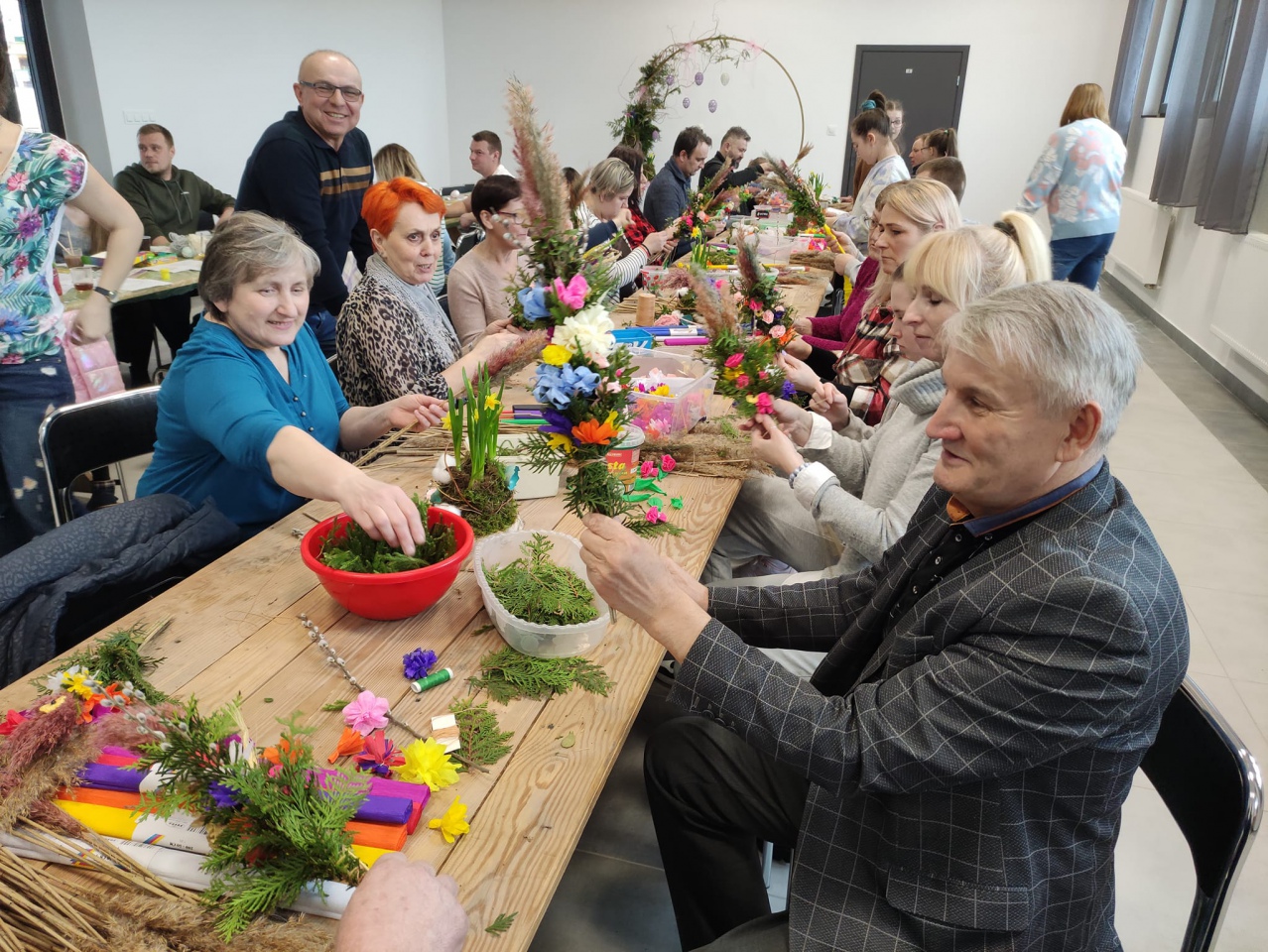 Tłumnie i wesoło na warsztatach z kręcenia palm wielkanocnych w Kamiance - zdjęcie #3 - eOstroleka.pl