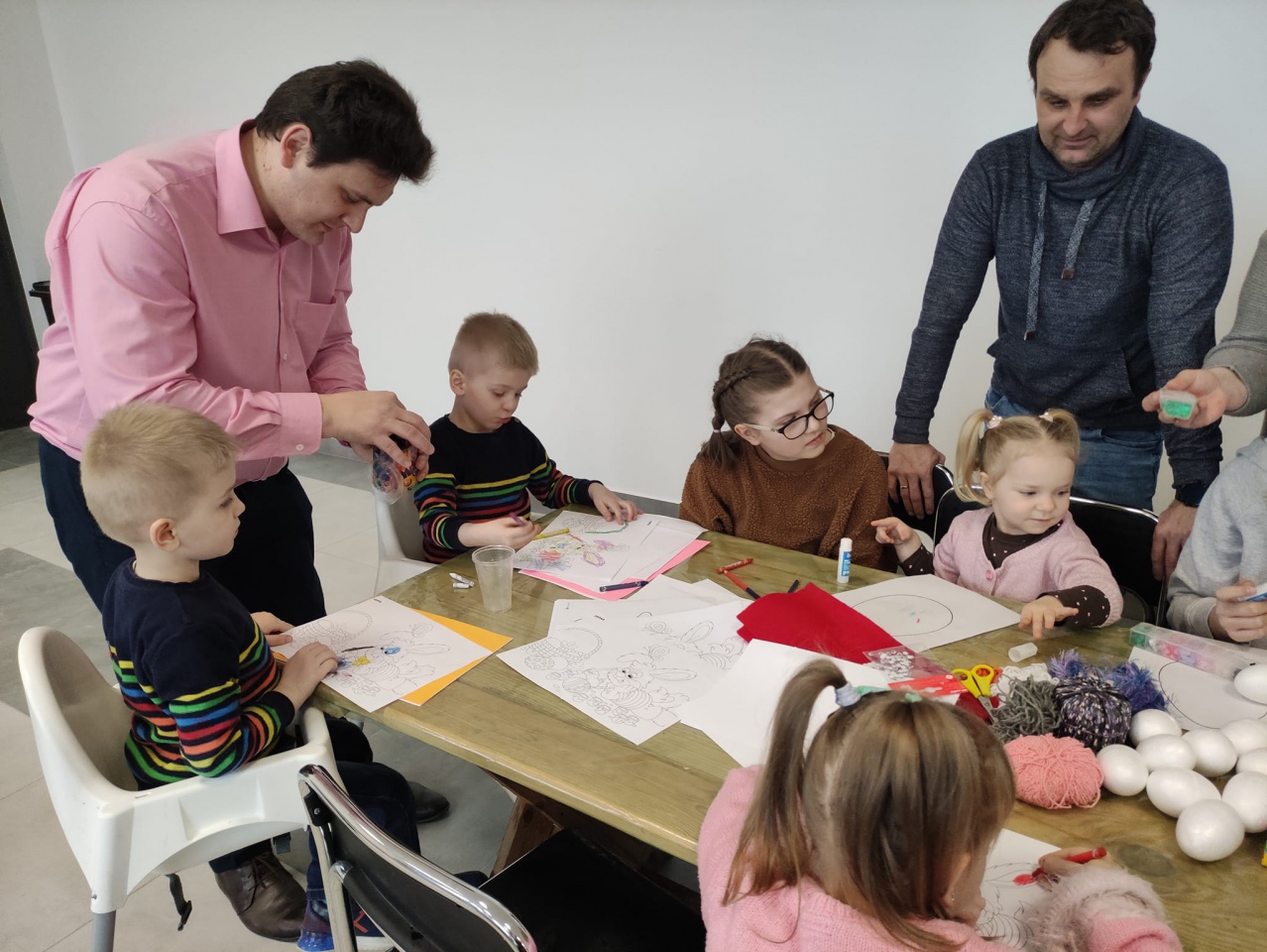 Tłumnie i wesoło na warsztatach z kręcenia palm wielkanocnych w Kamiance - zdjęcie #2 - eOstroleka.pl