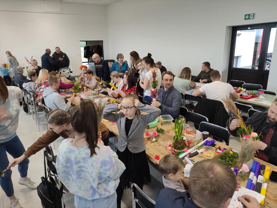 Tłumnie i wesoło na warsztatach z kręcenia palm wielkanocnych w Kamiance - zdjęcie #1 - eOstroleka.pl