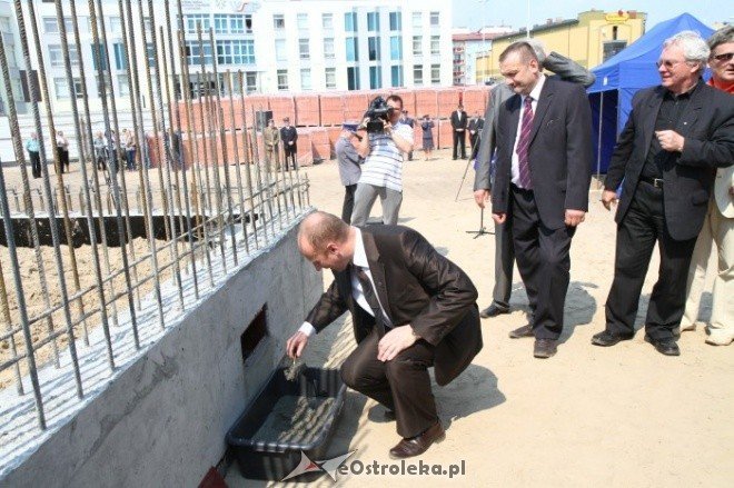 wmurowanie aktu erekcyjnego pod KMP (28.04.2011) - zdjęcie #31 - eOstroleka.pl