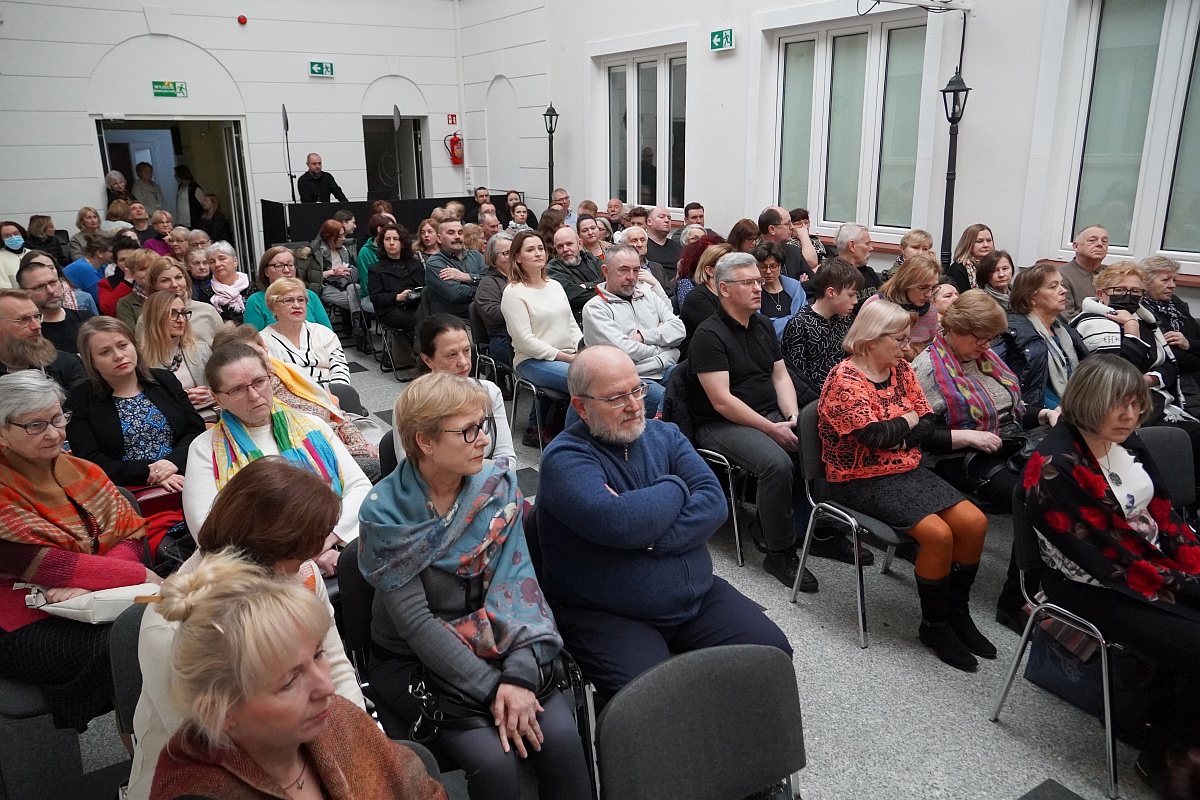 Pieśni pasyjne. Adam Strug i Monodia Polska w Muzeum Kultury Kurpiowskiej [03.04.2023] - zdjęcie #10 - eOstroleka.pl