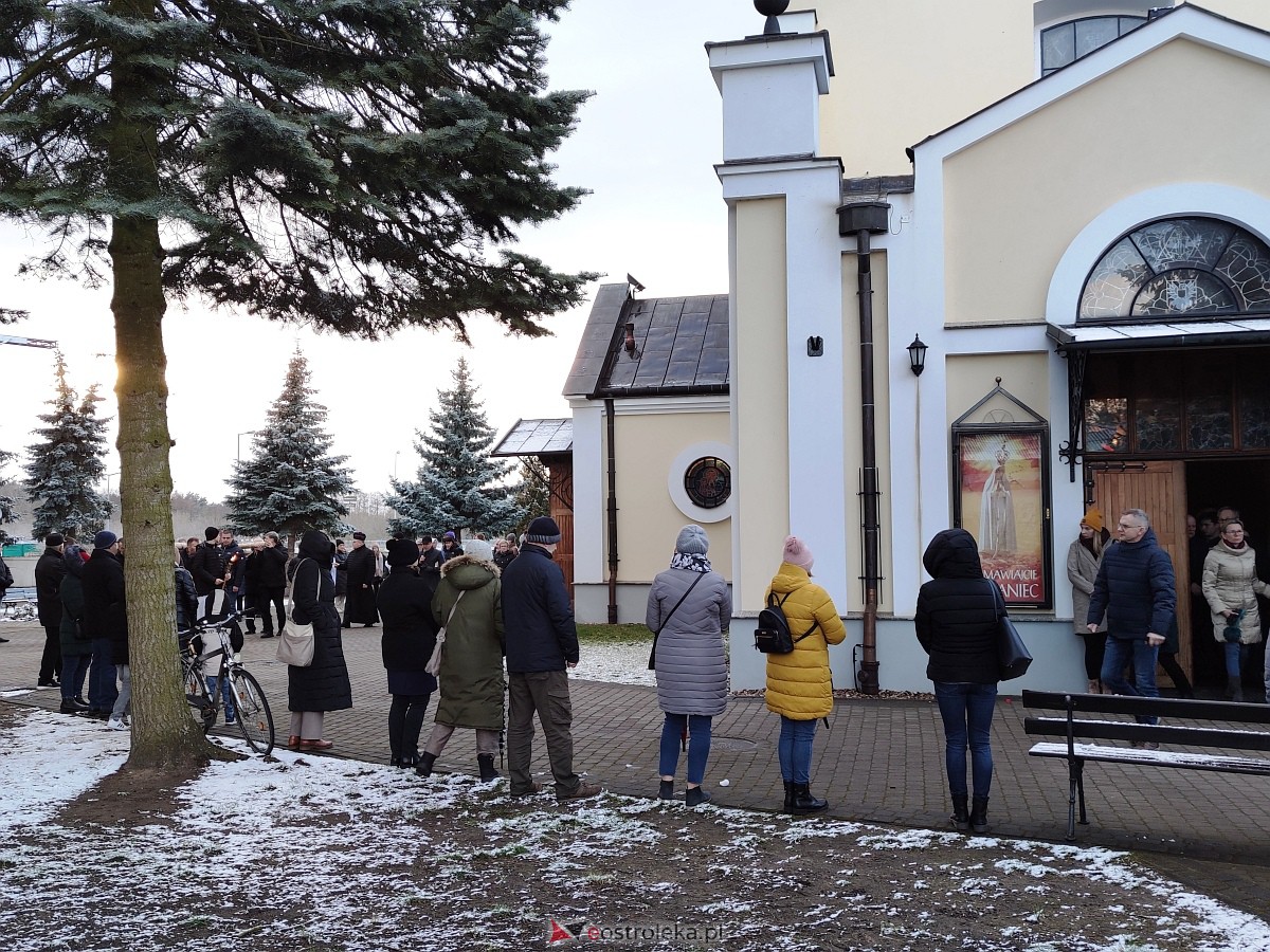 Droga Krzyżowa w parafii pw. Nawiedzenia NMP w Ostrołęce [04.04.2023] - zdjęcie #35 - eOstroleka.pl