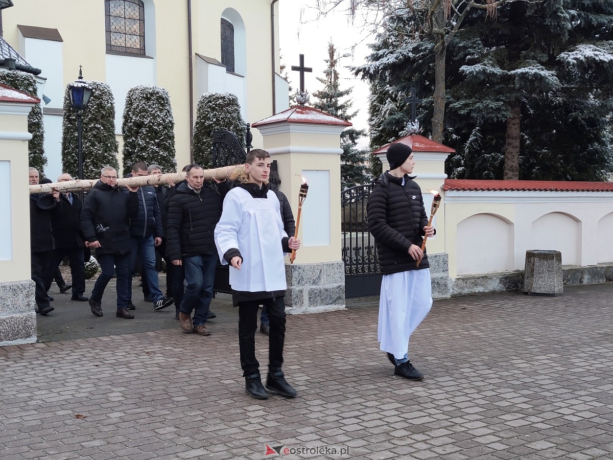 Droga Krzyżowa w parafii pw. Nawiedzenia NMP w Ostrołęce [04.04.2023] - zdjęcie #30 - eOstroleka.pl