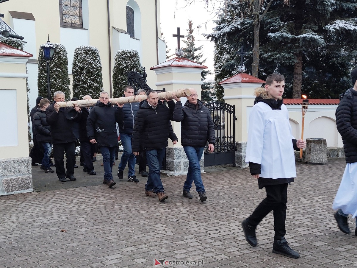 Droga Krzyżowa w parafii pw. Nawiedzenia NMP w Ostrołęce [04.04.2023] - zdjęcie #29 - eOstroleka.pl