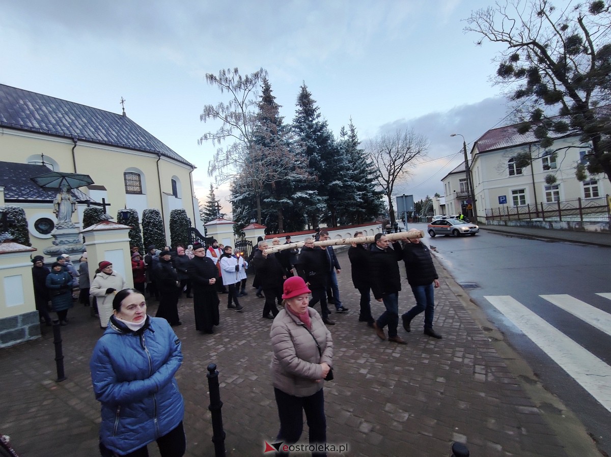 Droga Krzyżowa w parafii pw. Nawiedzenia NMP w Ostrołęce [04.04.2023] - zdjęcie #27 - eOstroleka.pl