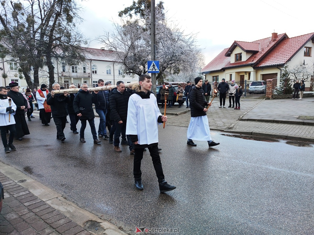 Droga Krzyżowa w parafii pw. Nawiedzenia NMP w Ostrołęce [04.04.2023] - zdjęcie #21 - eOstroleka.pl