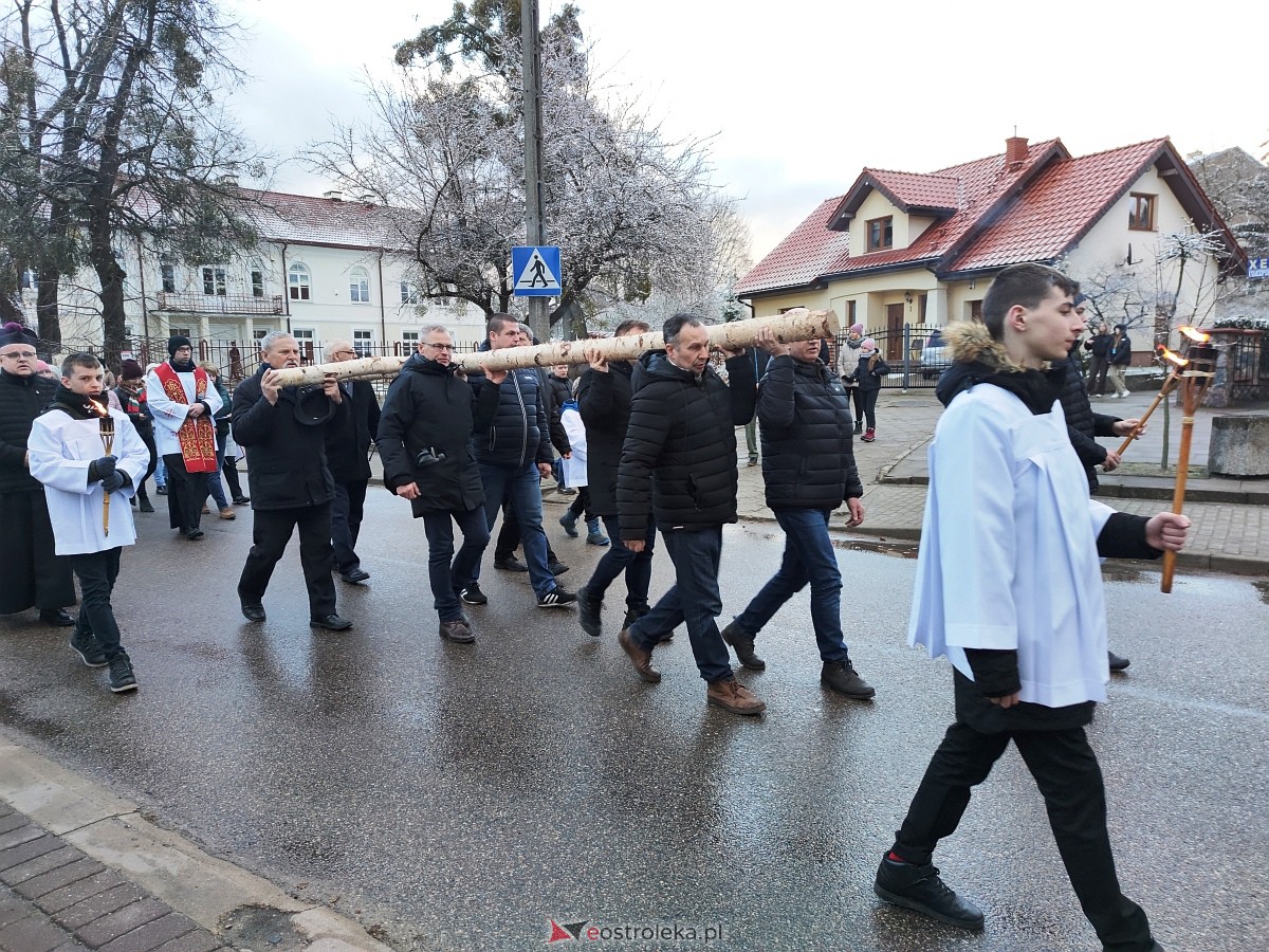 Droga Krzyżowa w parafii pw. Nawiedzenia NMP w Ostrołęce [04.04.2023] - zdjęcie #25 - eOstroleka.pl