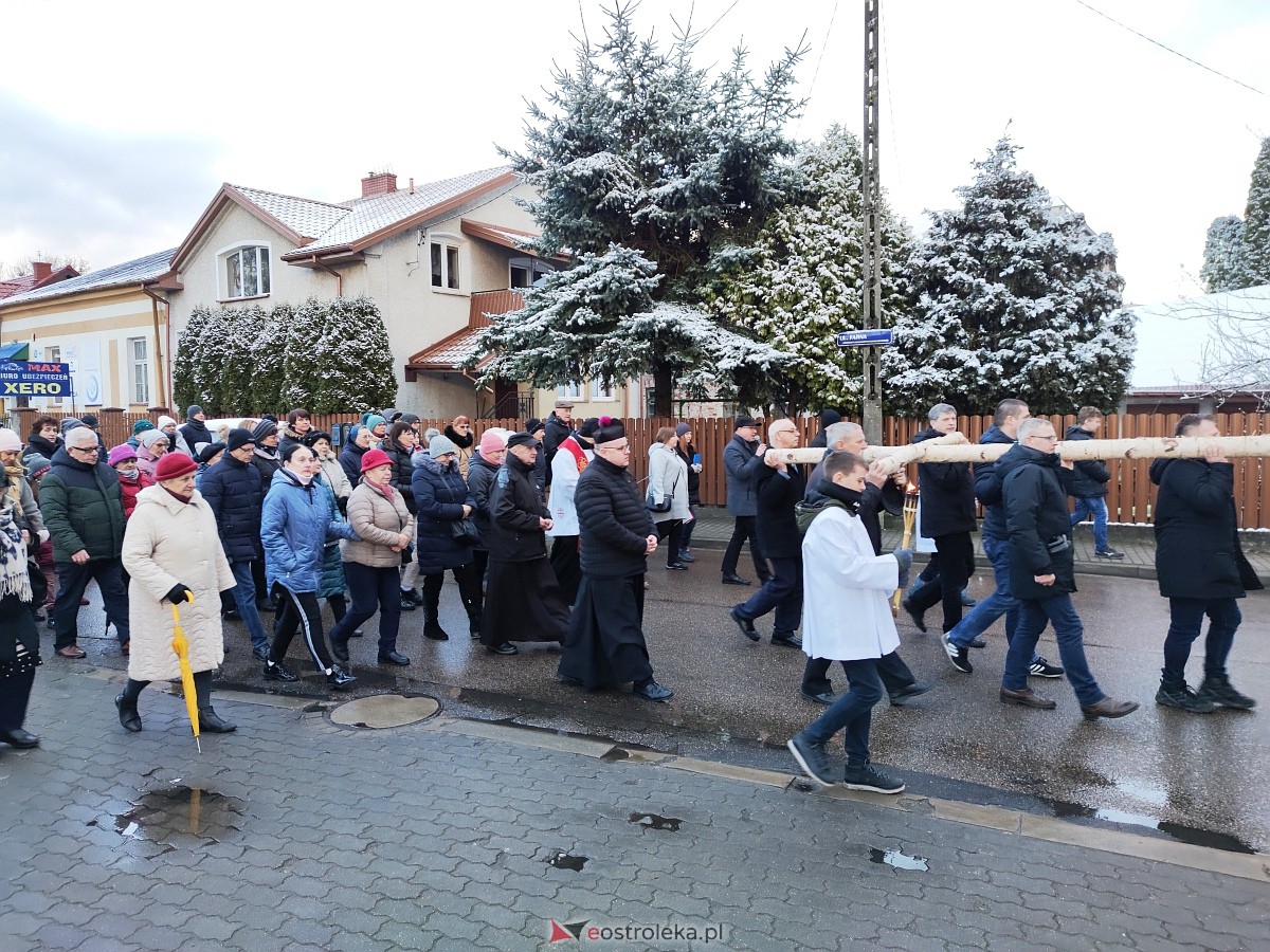 Droga Krzyżowa w parafii pw. Nawiedzenia NMP w Ostrołęce [04.04.2023] - zdjęcie #23 - eOstroleka.pl