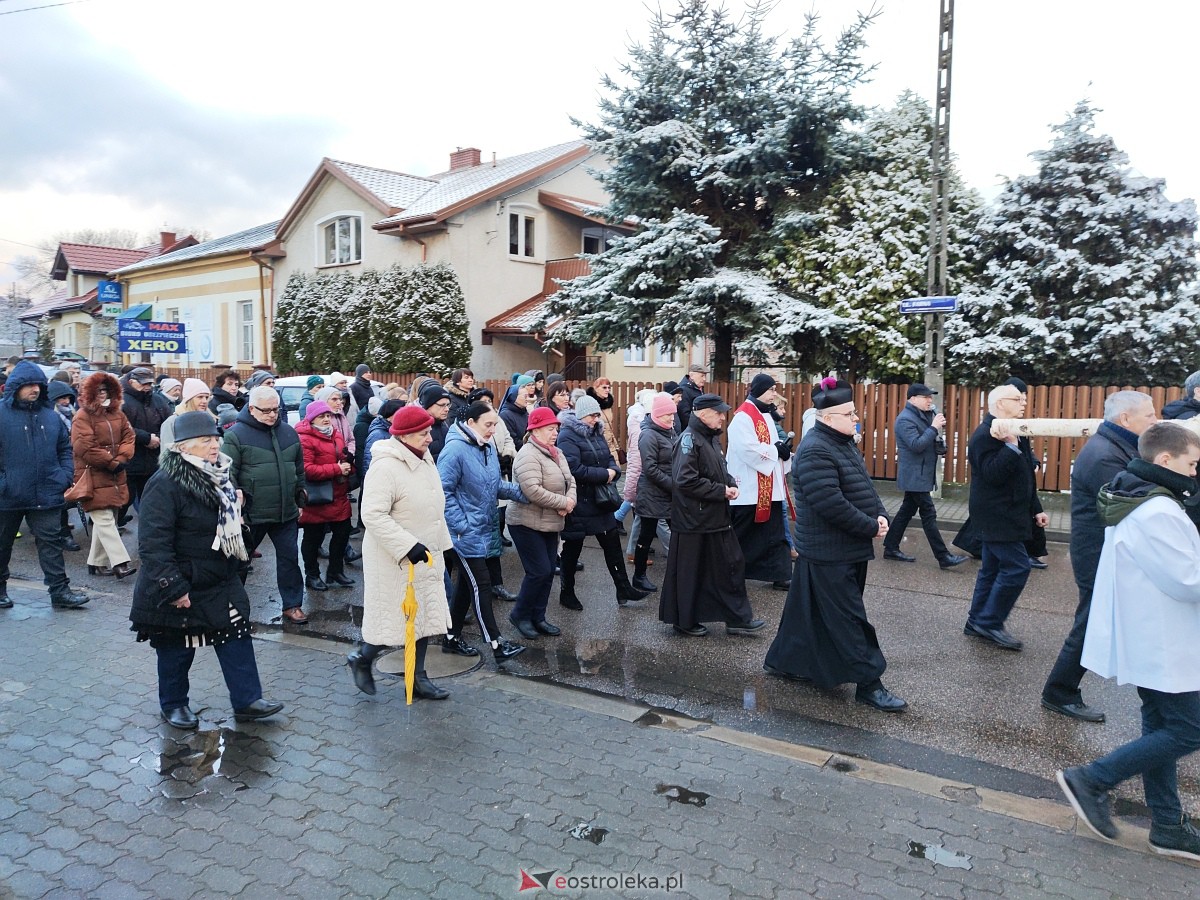 Droga Krzyżowa w parafii pw. Nawiedzenia NMP w Ostrołęce [04.04.2023] - zdjęcie #22 - eOstroleka.pl