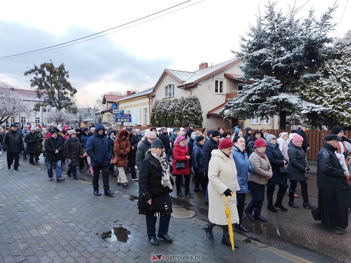 Droga Krzyżowa w parafii pw. Nawiedzenia NMP w Ostrołęce [04.04.2023] - zdjęcie #21 - eOstroleka.pl