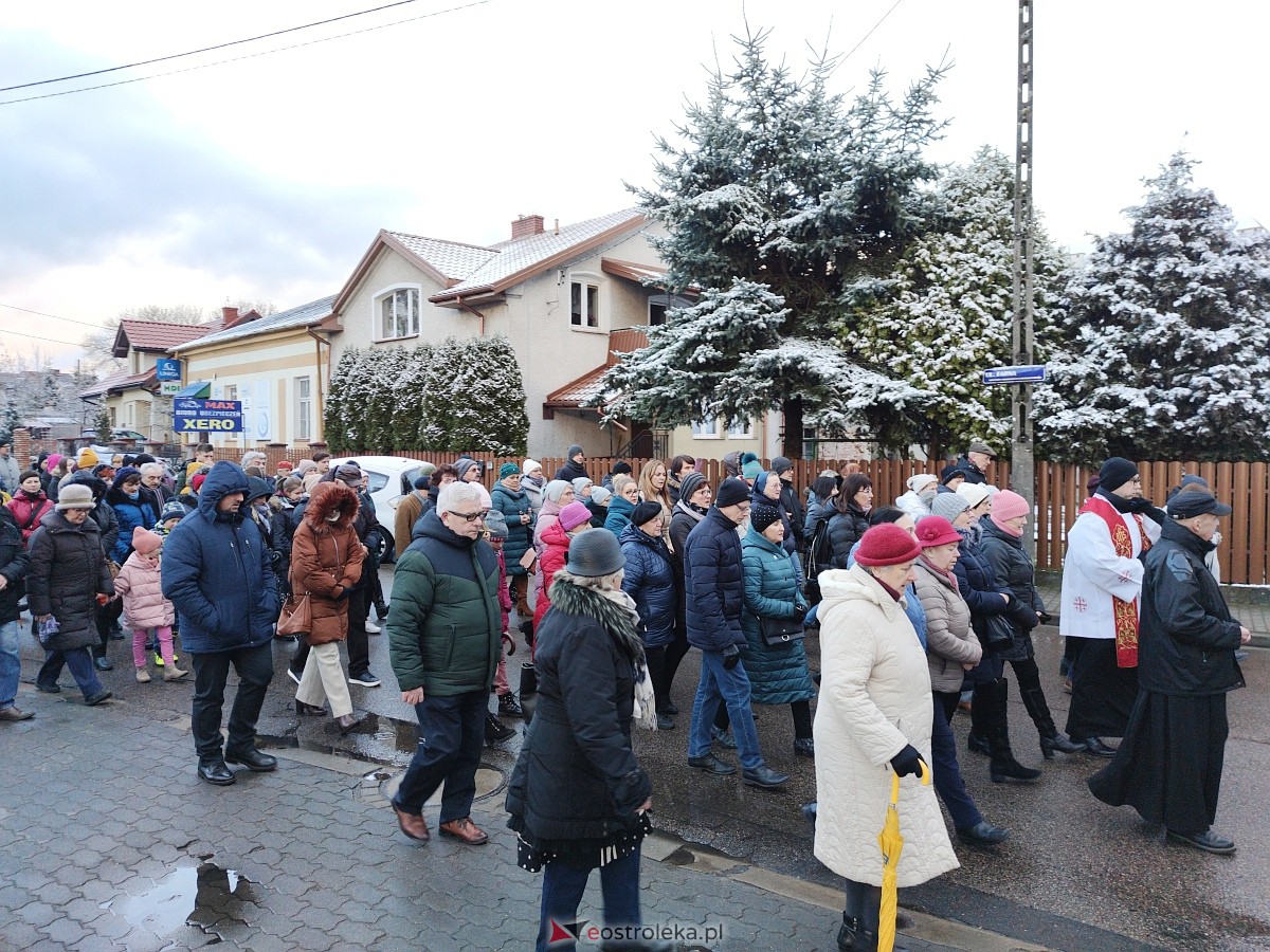Droga Krzyżowa w parafii pw. Nawiedzenia NMP w Ostrołęce [04.04.2023] - zdjęcie #20 - eOstroleka.pl