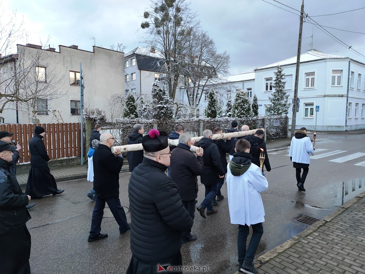 Droga Krzyżowa w parafii pw. Nawiedzenia NMP w Ostrołęce [04.04.2023] - zdjęcie #19 - eOstroleka.pl