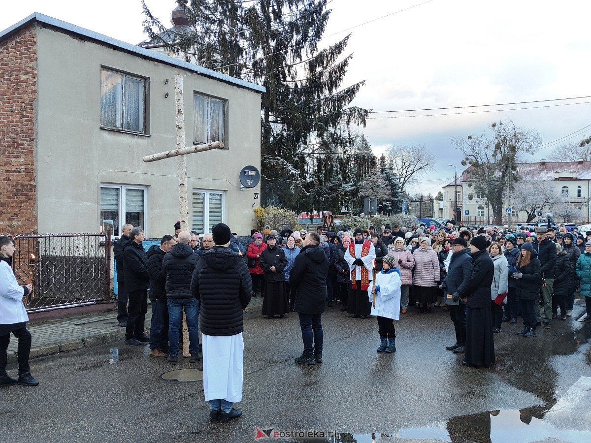 Droga Krzyżowa w parafii pw. Nawiedzenia NMP w Ostrołęce [04.04.2023] - zdjęcie #16 - eOstroleka.pl