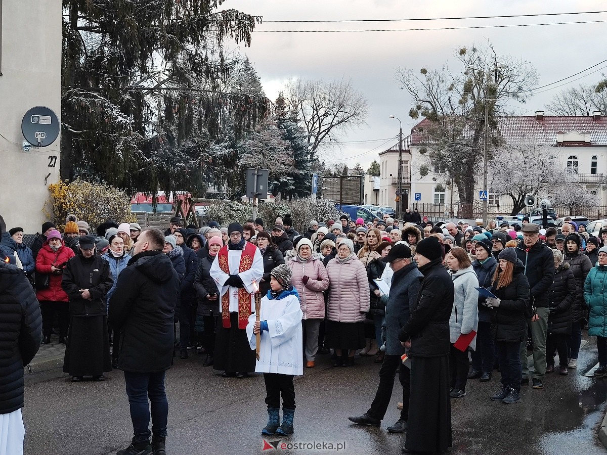 Droga Krzyżowa w parafii pw. Nawiedzenia NMP w Ostrołęce [04.04.2023] - zdjęcie #32 - eOstroleka.pl