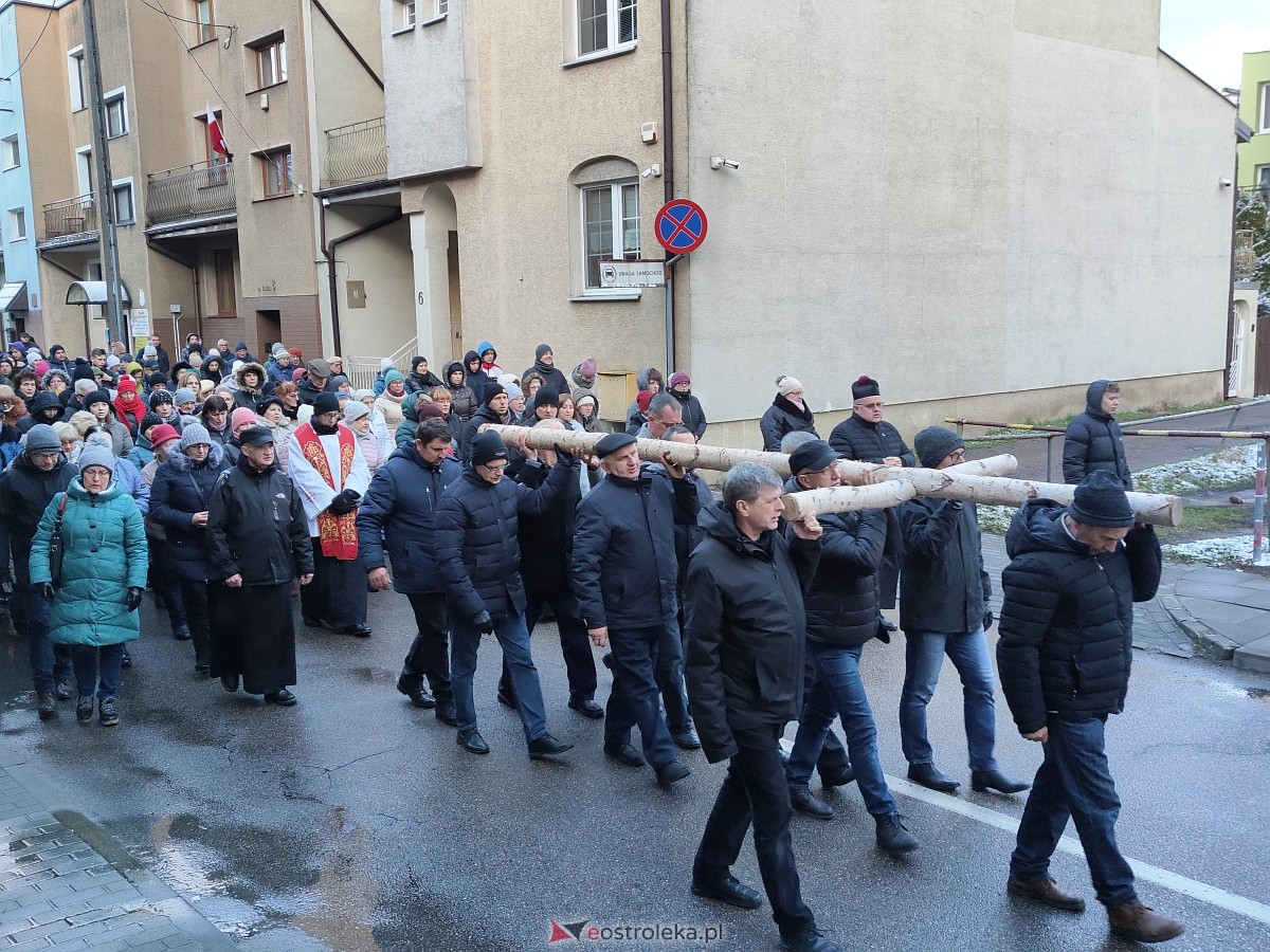 Droga Krzyżowa w parafii pw. Nawiedzenia NMP w Ostrołęce [04.04.2023] - zdjęcie #13 - eOstroleka.pl