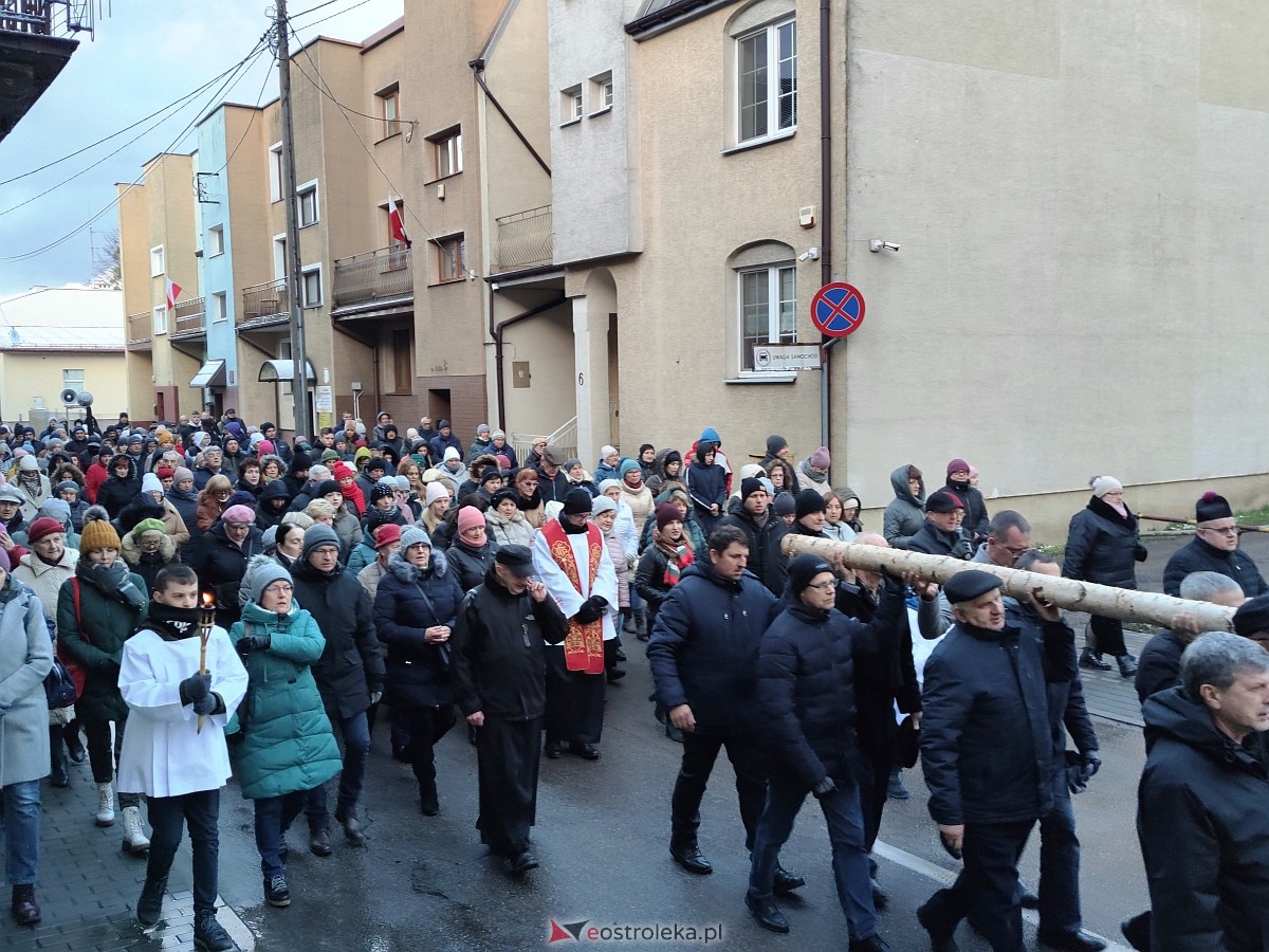 Droga Krzyżowa w parafii pw. Nawiedzenia NMP w Ostrołęce [04.04.2023] - zdjęcie #12 - eOstroleka.pl