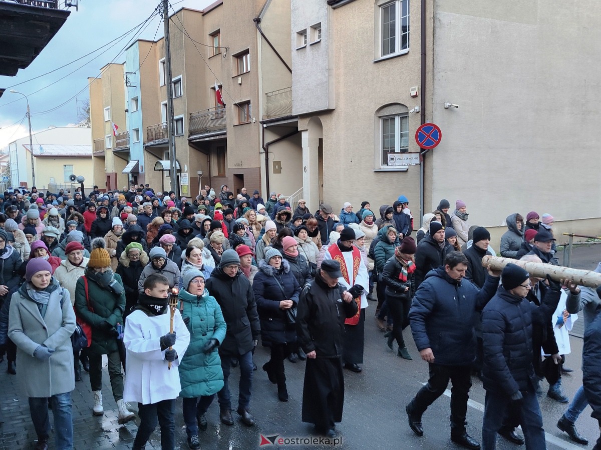 Droga Krzyżowa w parafii pw. Nawiedzenia NMP w Ostrołęce [04.04.2023] - zdjęcie #11 - eOstroleka.pl