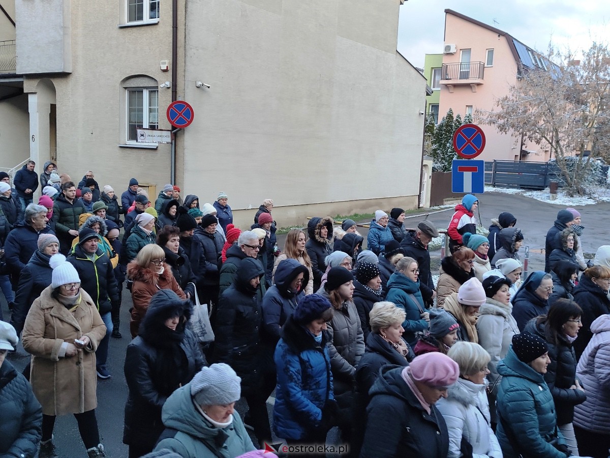 Droga Krzyżowa w parafii pw. Nawiedzenia NMP w Ostrołęce [04.04.2023] - zdjęcie #8 - eOstroleka.pl