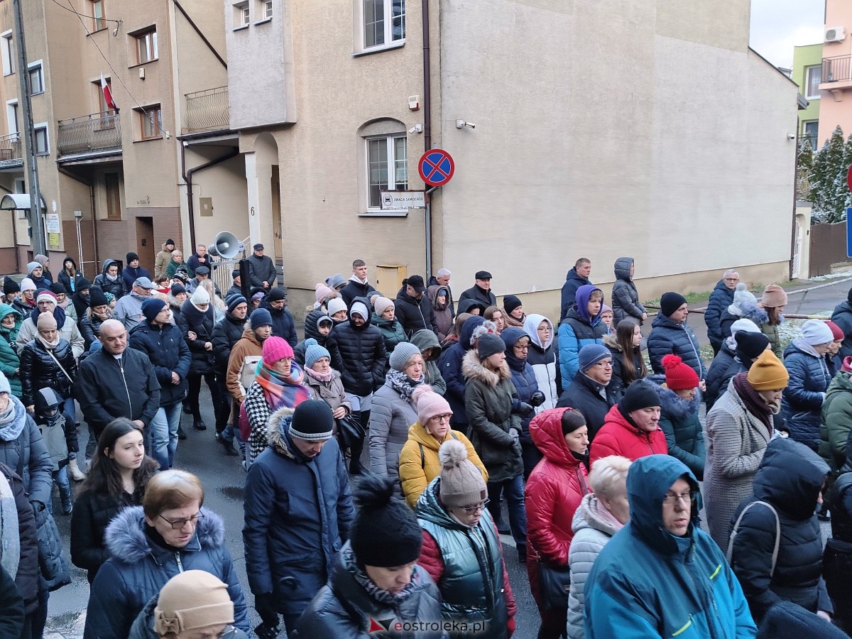 Droga Krzyżowa w parafii pw. Nawiedzenia NMP w Ostrołęce [04.04.2023] - zdjęcie #4 - eOstroleka.pl