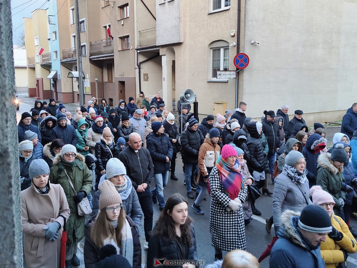 Droga Krzyżowa w parafii pw. Nawiedzenia NMP w Ostrołęce [04.04.2023] - zdjęcie #3 - eOstroleka.pl
