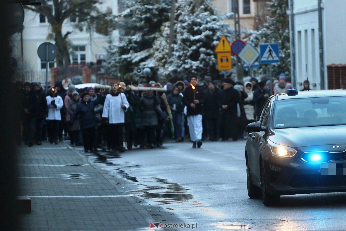Droga Krzyżowa w parafii pw. Nawiedzenia NMP w Ostrołęce [04.04.2023] - zdjęcie #45 - eOstroleka.pl
