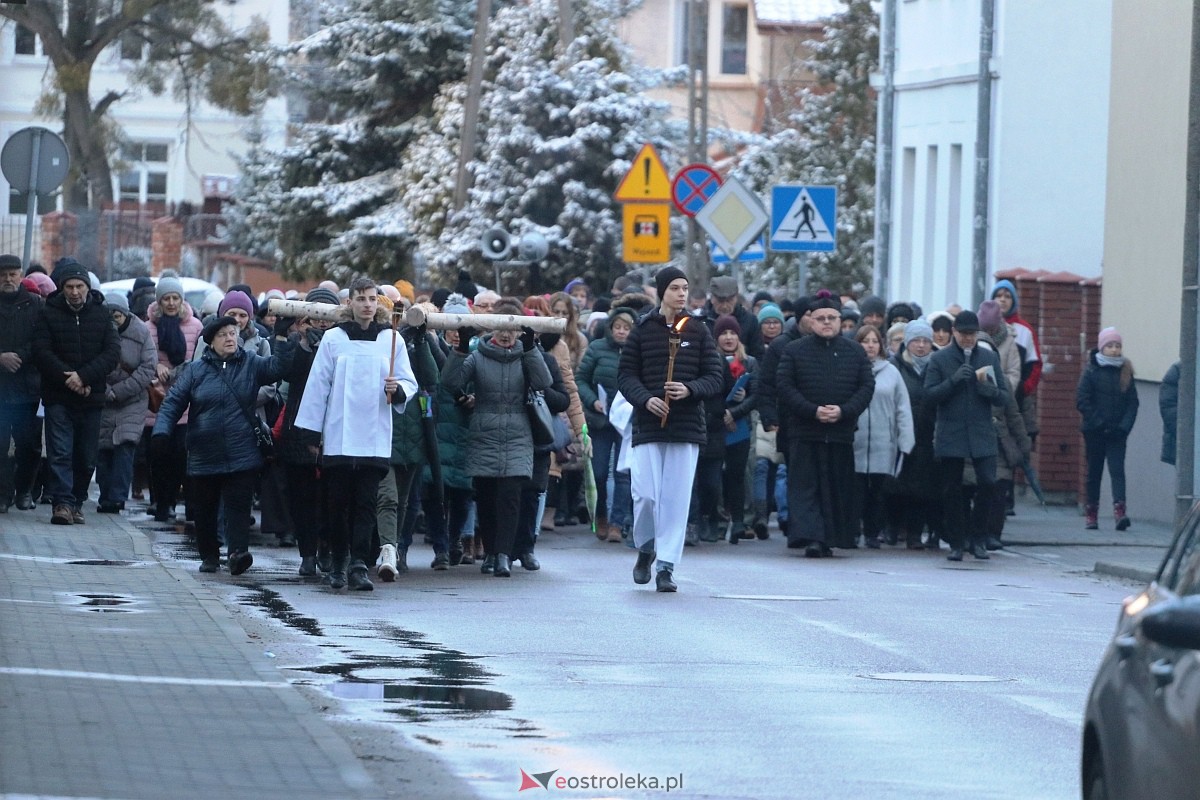 Droga Krzyżowa w parafii pw. Nawiedzenia NMP w Ostrołęce [04.04.2023] - zdjęcie #44 - eOstroleka.pl