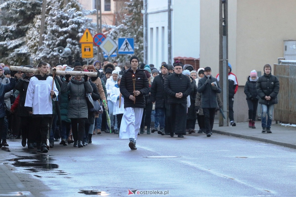 Droga Krzyżowa w parafii pw. Nawiedzenia NMP w Ostrołęce [04.04.2023] - zdjęcie #43 - eOstroleka.pl
