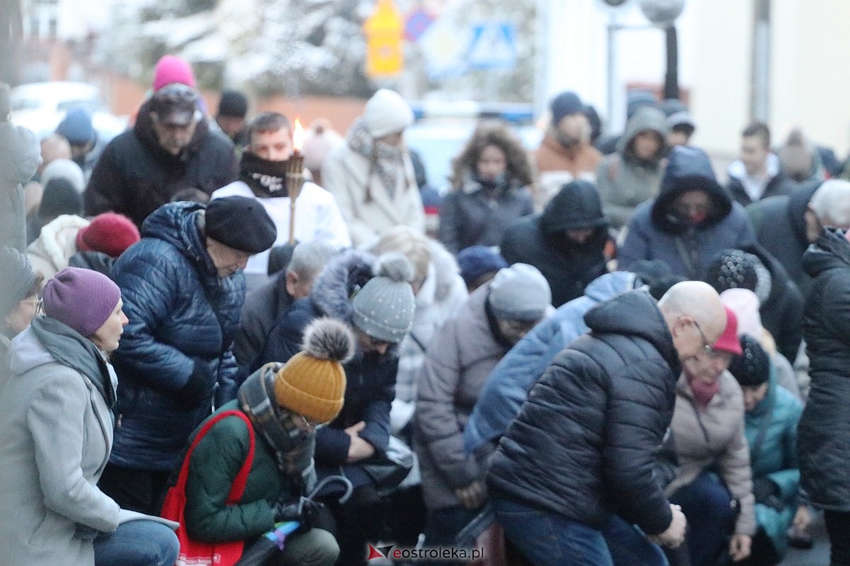 Droga Krzyżowa w parafii pw. Nawiedzenia NMP w Ostrołęce [04.04.2023] - zdjęcie #41 - eOstroleka.pl
