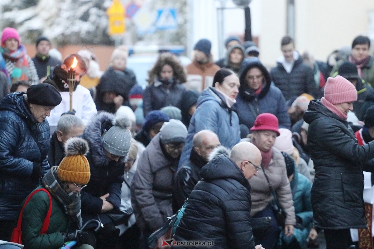 Droga Krzyżowa w parafii pw. Nawiedzenia NMP w Ostrołęce [04.04.2023] - zdjęcie #40 - eOstroleka.pl