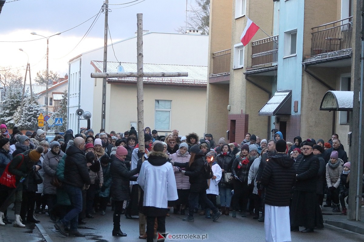 Droga Krzyżowa w parafii pw. Nawiedzenia NMP w Ostrołęce [04.04.2023] - zdjęcie #39 - eOstroleka.pl