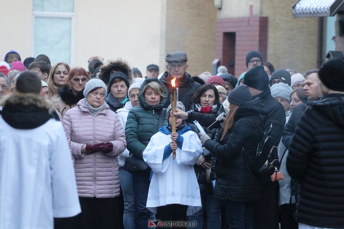 Droga Krzyżowa w parafii pw. Nawiedzenia NMP w Ostrołęce [04.04.2023] - zdjęcie #38 - eOstroleka.pl