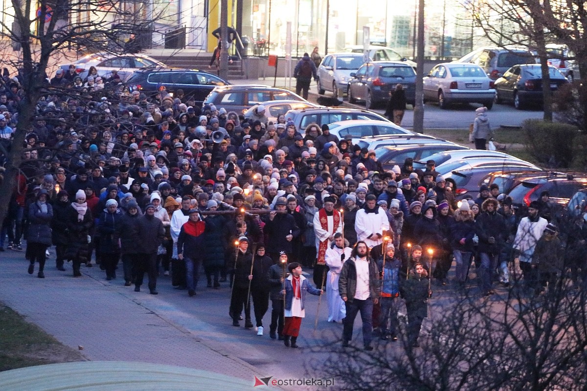 Droga krzyżowa ulicami miasta - par. Zbawiciela Świata [05.04.2023] - zdjęcie #23 - eOstroleka.pl