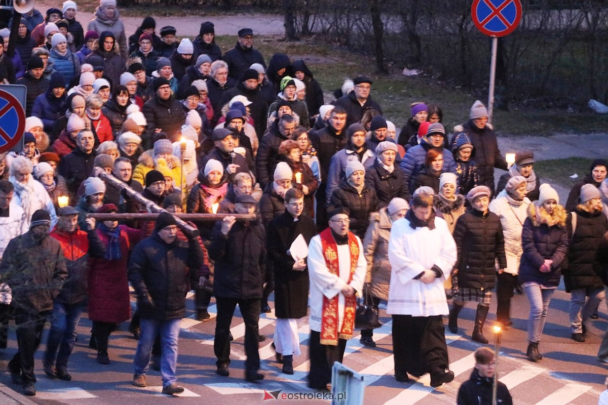 Droga krzyżowa ulicami miasta - par. Zbawiciela Świata [05.04.2023] - zdjęcie #16 - eOstroleka.pl