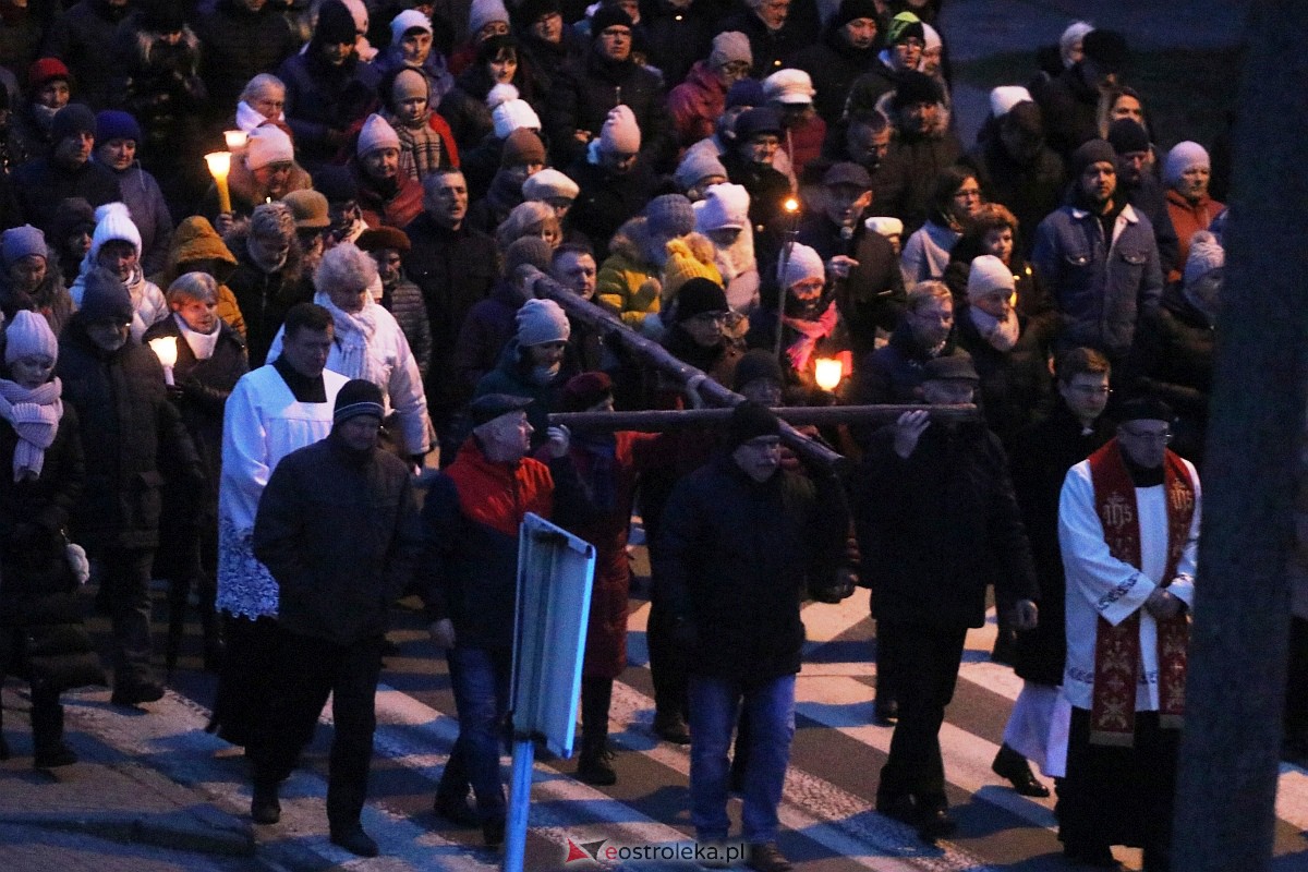 Droga krzyżowa ulicami miasta - par. Zbawiciela Świata [05.04.2023] - zdjęcie #15 - eOstroleka.pl