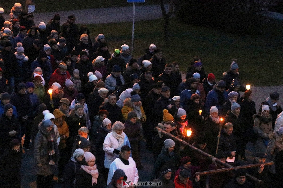 Droga krzyżowa ulicami miasta - par. Zbawiciela Świata [05.04.2023] - zdjęcie #12 - eOstroleka.pl