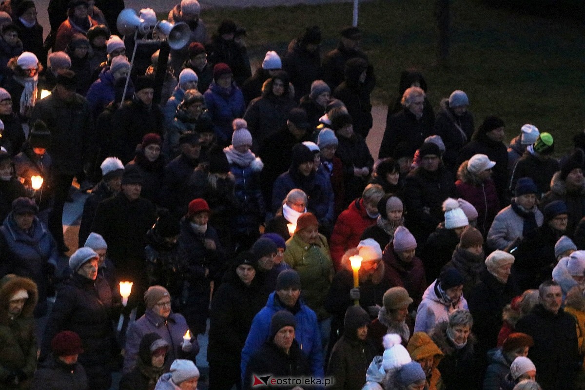Droga krzyżowa ulicami miasta - par. Zbawiciela Świata [05.04.2023] - zdjęcie #11 - eOstroleka.pl