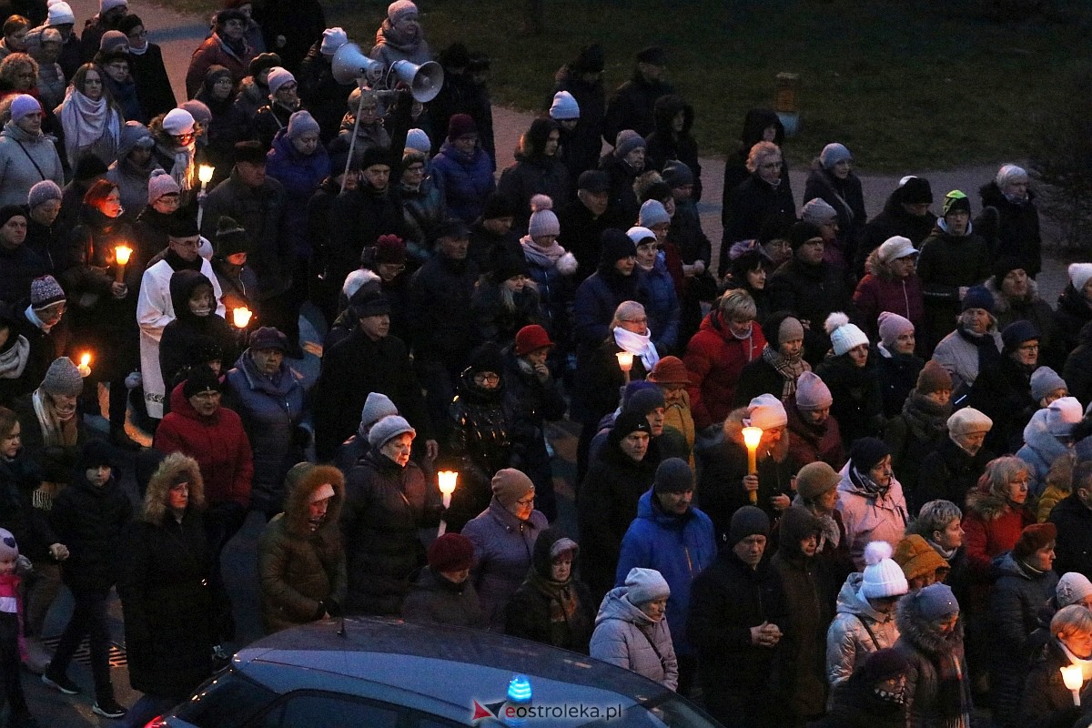 Droga krzyżowa ulicami miasta - par. Zbawiciela Świata [05.04.2023] - zdjęcie #10 - eOstroleka.pl
