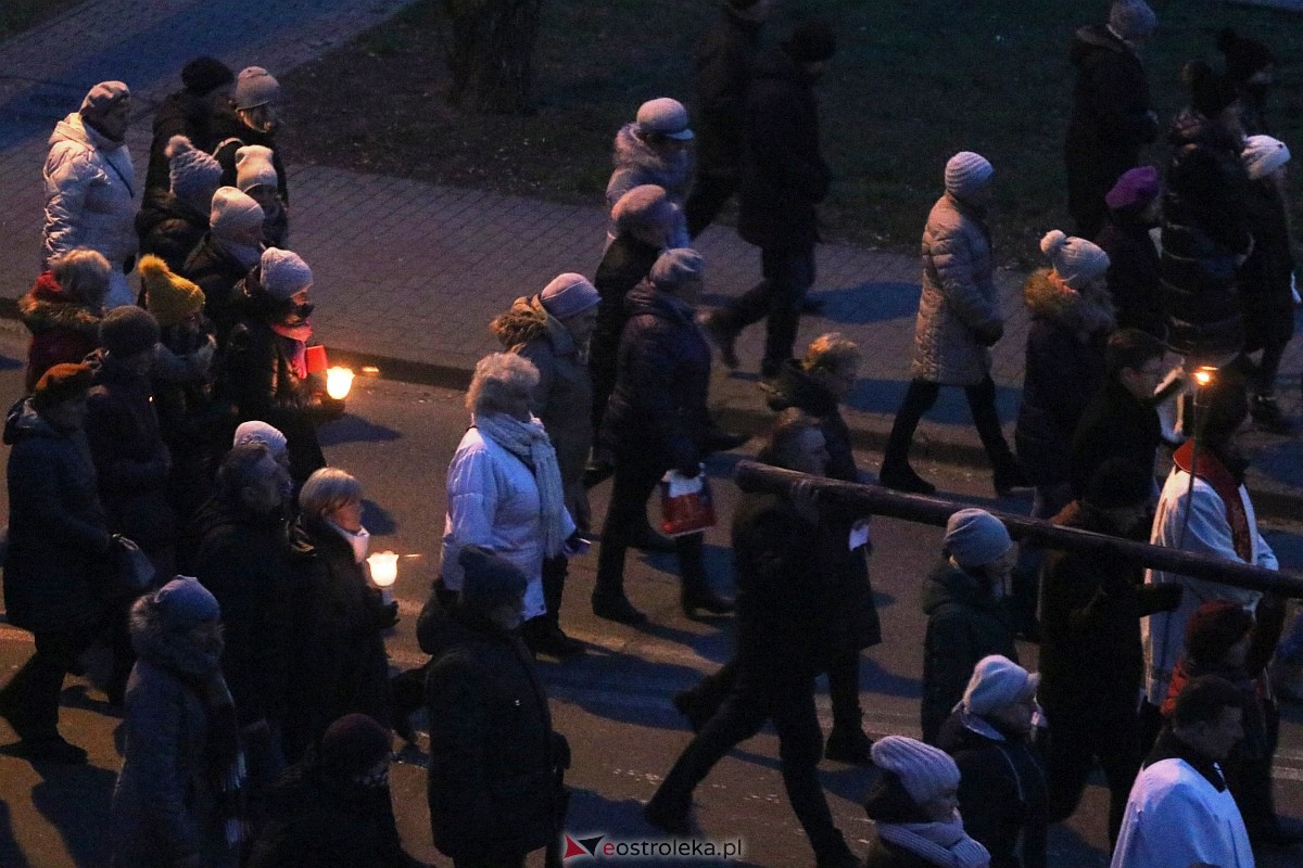 Droga krzyżowa ulicami miasta - par. Zbawiciela Świata [05.04.2023] - zdjęcie #9 - eOstroleka.pl