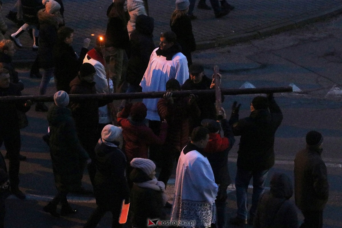 Droga krzyżowa ulicami miasta - par. Zbawiciela Świata [05.04.2023] - zdjęcie #8 - eOstroleka.pl