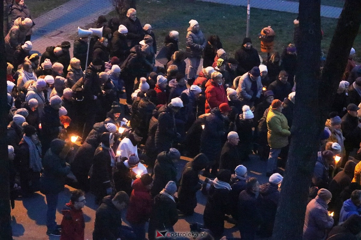 Droga krzyżowa ulicami miasta - par. Zbawiciela Świata [05.04.2023] - zdjęcie #7 - eOstroleka.pl