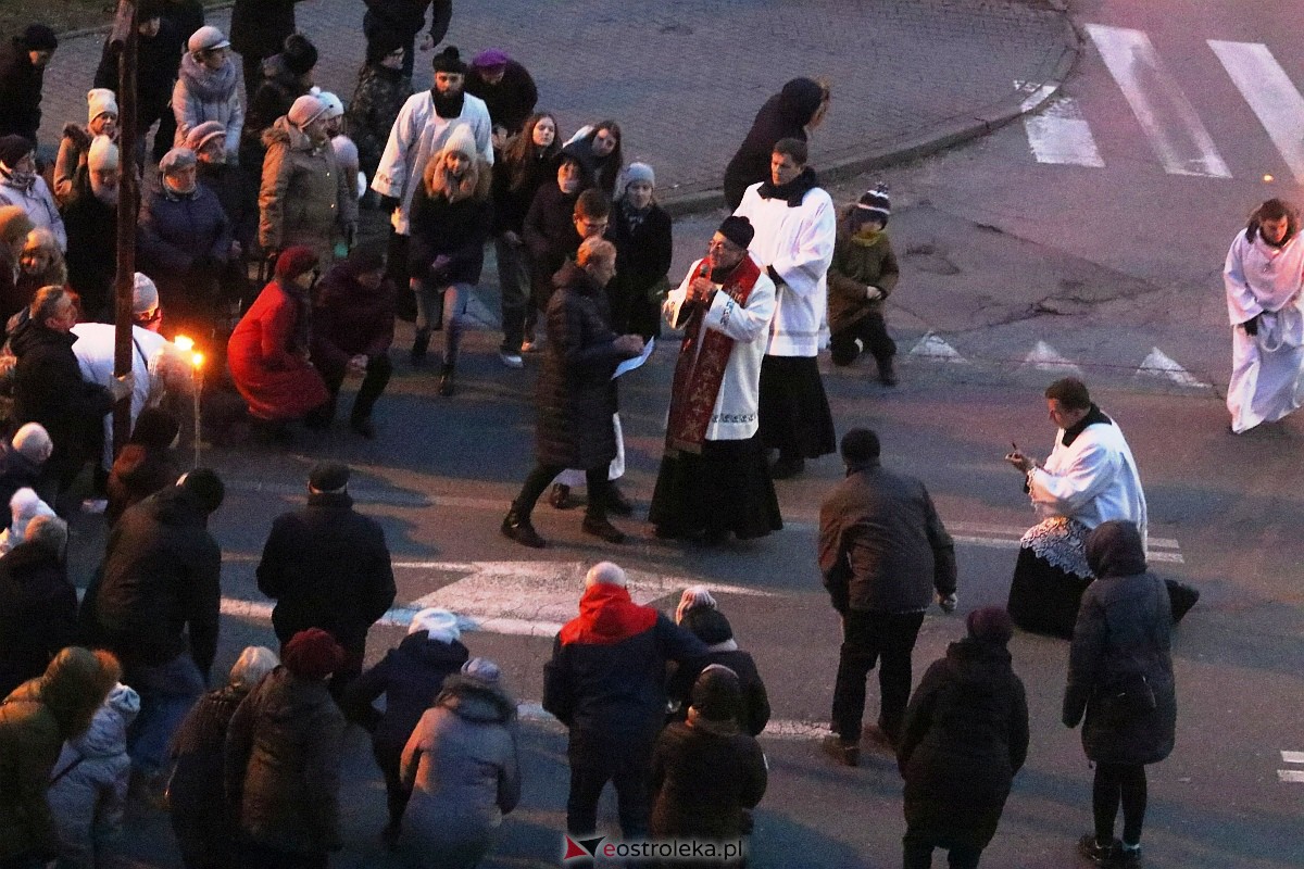 Droga krzyżowa ulicami miasta - par. Zbawiciela Świata [05.04.2023] - zdjęcie #6 - eOstroleka.pl