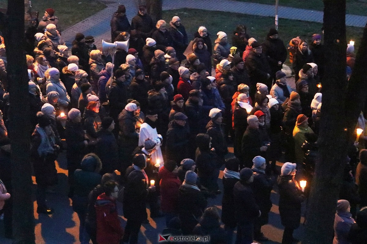 Droga krzyżowa ulicami miasta - par. Zbawiciela Świata [05.04.2023] - zdjęcie #5 - eOstroleka.pl