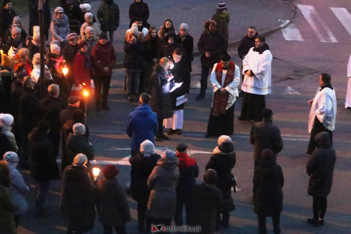 Droga krzyżowa ulicami miasta - par. Zbawiciela Świata [05.04.2023] - zdjęcie #1 - eOstroleka.pl