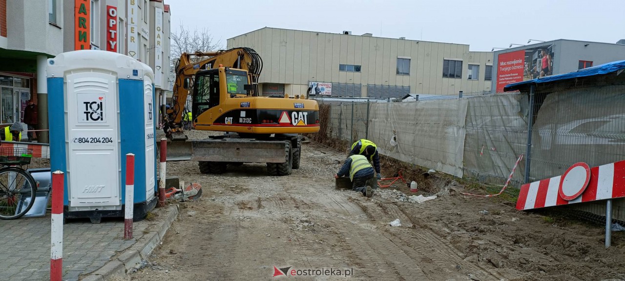 Ruszyła budowa uliczki dojazdowej na tzw. “piaskach” w centrum Ostrołęki [06.04.2023] - zdjęcie #4 - eOstroleka.pl