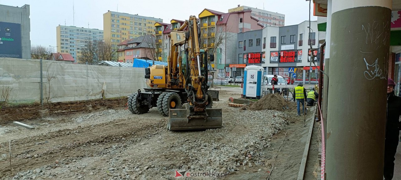 Ruszyła budowa uliczki dojazdowej na tzw. “piaskach” w centrum Ostrołęki [06.04.2023] - zdjęcie #2 - eOstroleka.pl