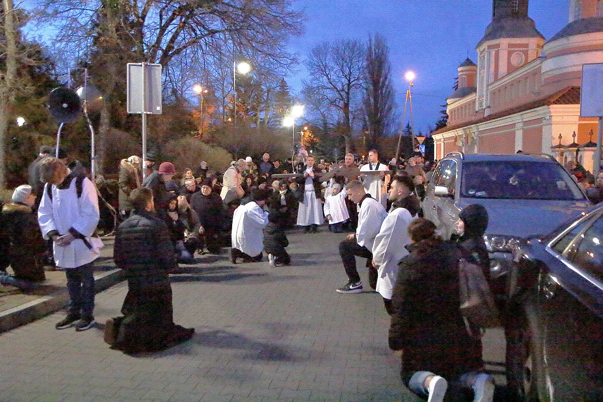 Droga krzyżowa w parafii pw. św. Antoniego Padewskiego w Ostrołęce [07.04.2023] - zdjęcie #31 - eOstroleka.pl