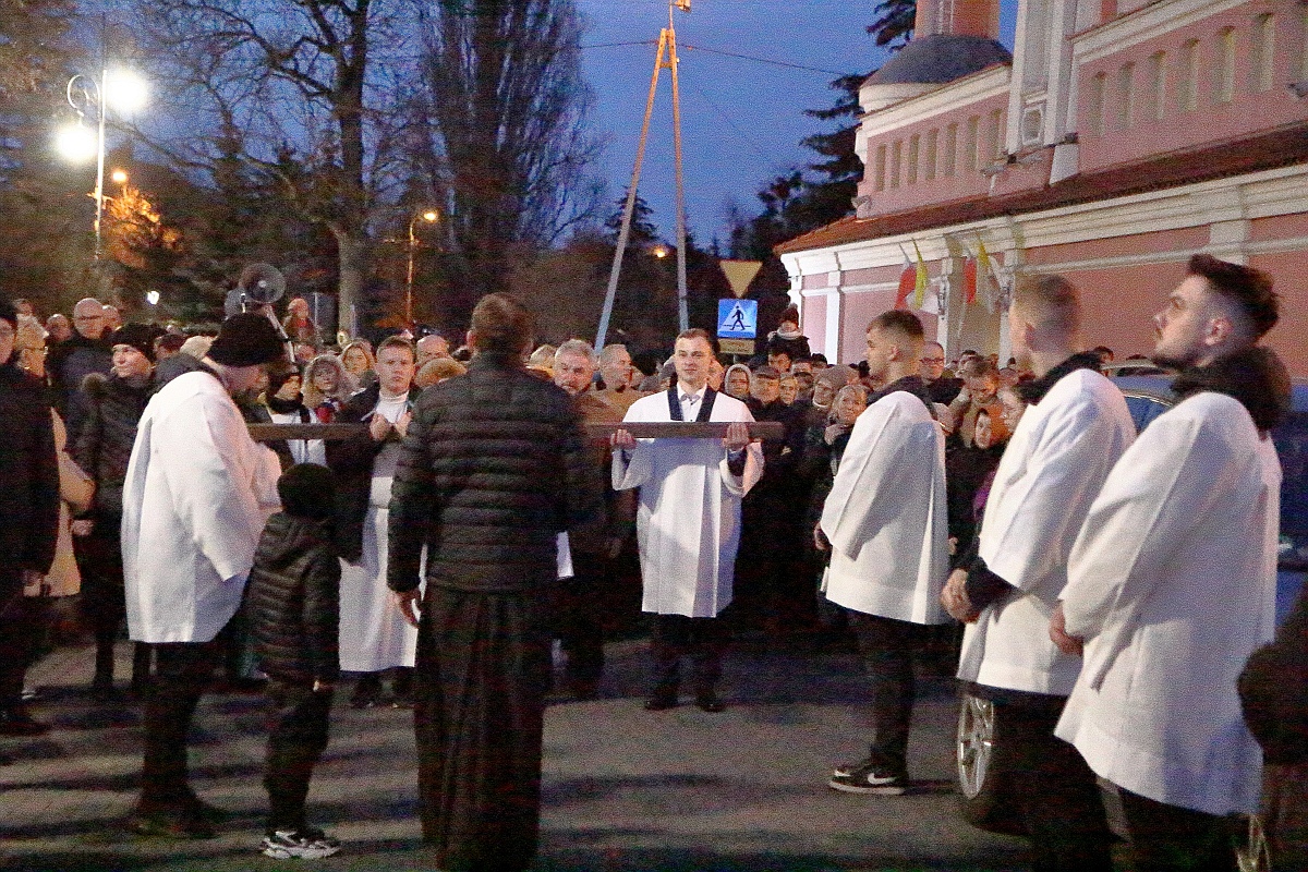 Droga krzyżowa w parafii pw. św. Antoniego Padewskiego w Ostrołęce [07.04.2023] - zdjęcie #30 - eOstroleka.pl