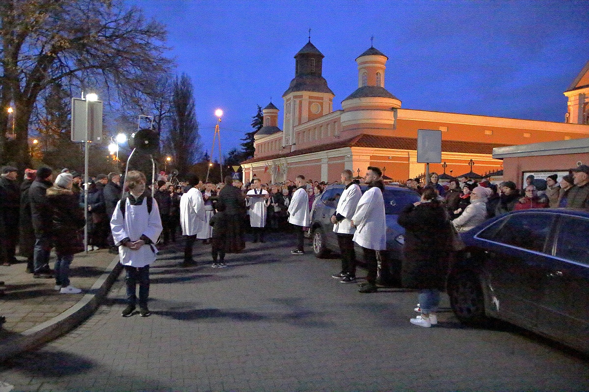 Droga krzyżowa w parafii pw. św. Antoniego Padewskiego w Ostrołęce [07.04.2023] - zdjęcie #29 - eOstroleka.pl