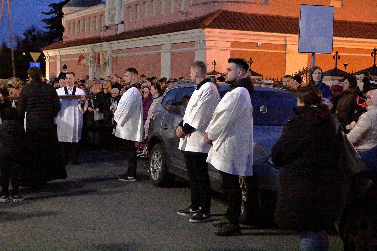 Droga krzyżowa w parafii pw. św. Antoniego Padewskiego w Ostrołęce [07.04.2023] - zdjęcie #28 - eOstroleka.pl
